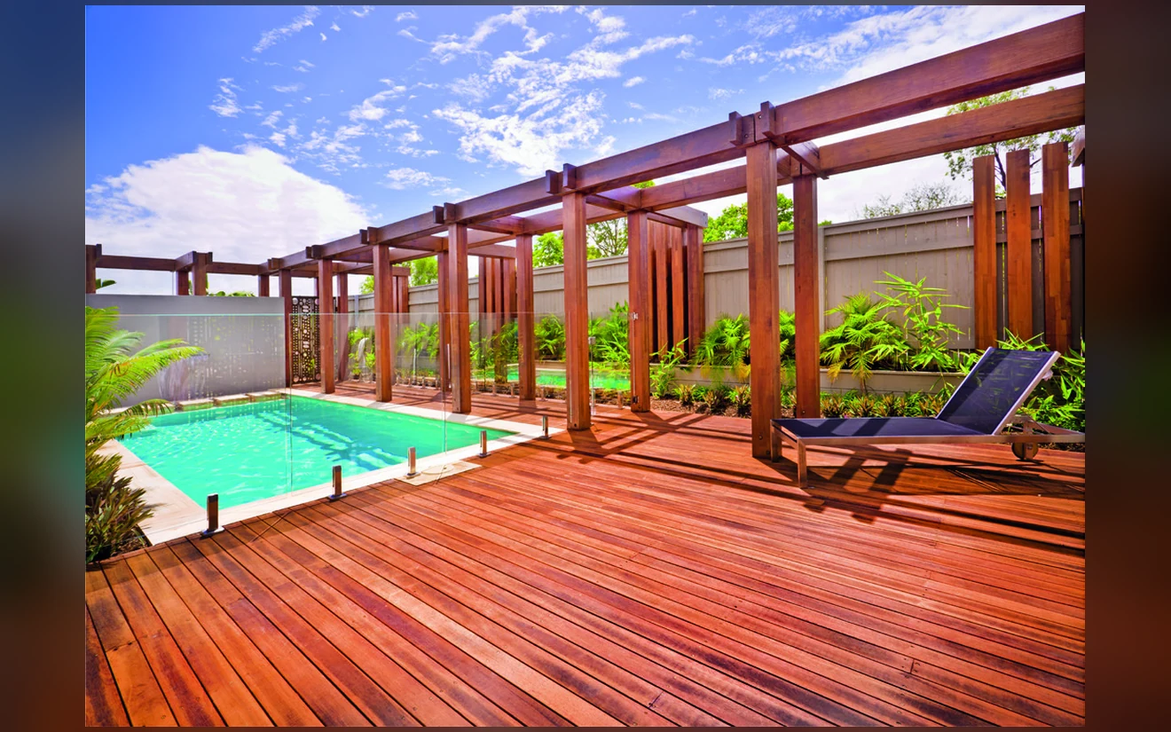 Barrière de piscine avec terrasse en bois