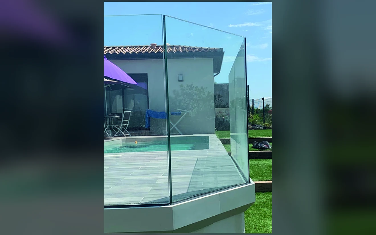 Terrasse et panneaux de verre panoramiques